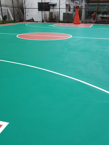 克孜勒苏柯尔克孜 球场长期使用易出现地面开裂